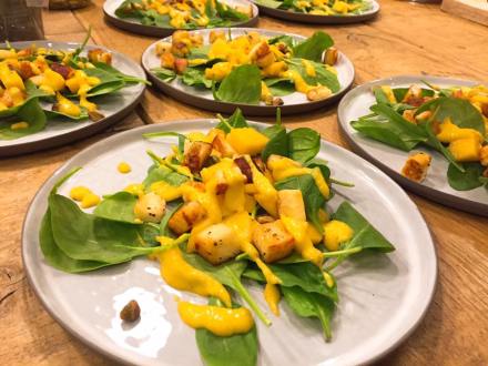 salade van jonge spinazie met mango en Beloumi en mangodressing